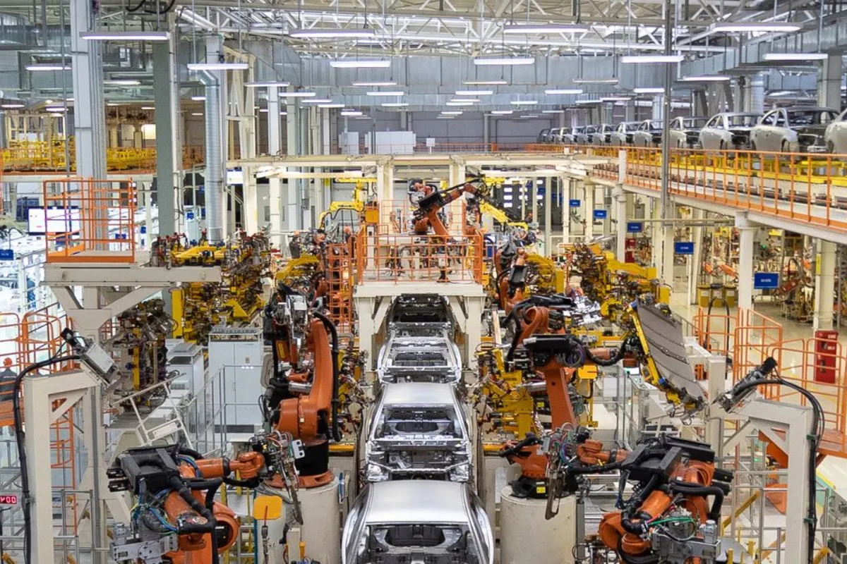 Welding warehouse with many cars